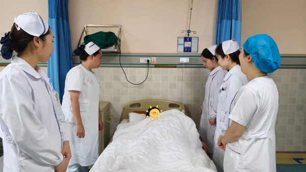 县人民医院妇科用“无约束”守护特殊患者